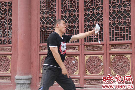 樊偉鵬展示其單指碎碗的絕技。