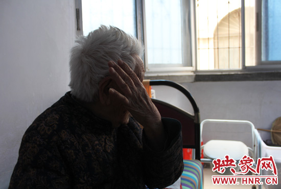 說起敬老院要搬遷,老太太忍不住流眼淚。