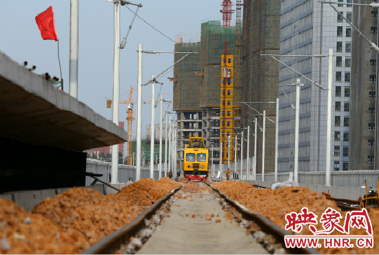 工程車在鋪好的軌道上忙碌不停。