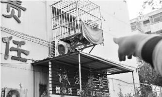 發(fā)生矛盾的一二樓鄰居，喇叭就安裝在二樓窗口。