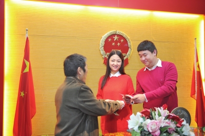 昨天領取結(jié)婚證的一對新人