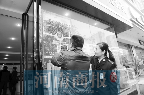 市民正在掃描二維碼，加關(guān)注