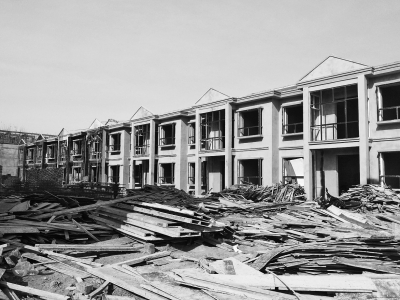 別墅群現(xiàn)場(chǎng)，工人正在施工，部分建筑已經(jīng)封頂。