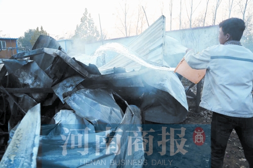 還有零星的火苗沒滅，有人在拿水澆