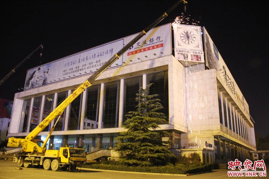 21點(diǎn)50分，切割機(jī)開始對(duì)中間最小的一塊牌進(jìn)行切割。頂著“呼呼”的寒風(fēng)，巨大廣告牌上火花四濺。