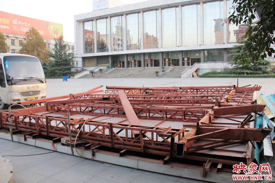 受天氣影響，拆除工作暫時(shí)中止。