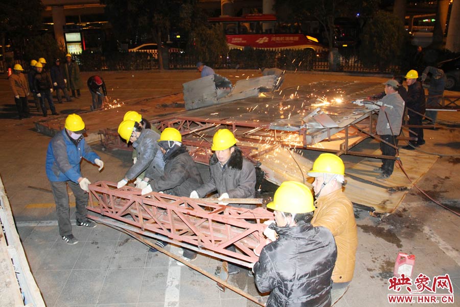 工人們揮動(dòng)鐵錘，加快拆除進(jìn)度。