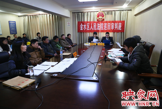 12月2日上午9點(diǎn)，鄭州市金水區(qū)法院將法庭搬到了經(jīng)八路辦事處，并案審理了這6起勞務(wù)糾紛案件。