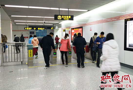 出站閘機(jī)口并沒有地鐵工作人員。