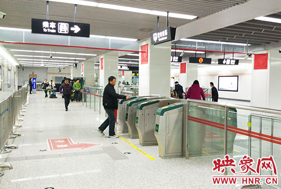 進(jìn)站處也沒有工作人員。