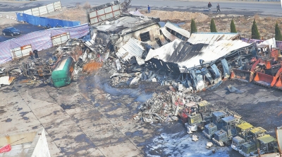 事故汽車站內(nèi),不少車輛被燒得面目全非。