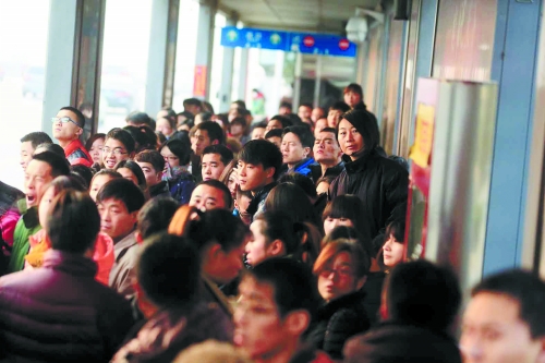 早高峰期，很多上班族在此換乘