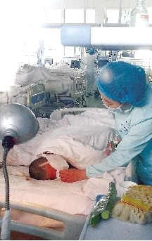 重癥監(jiān)護室內(nèi)的鈺鈺