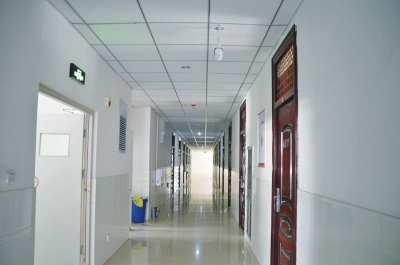 像這樣的攝像頭，宿舍樓里每層安裝了7個。