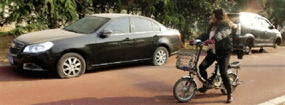 緊臨西三環(huán)一小區(qū)門口停的轎車，8輛車車胎被扎