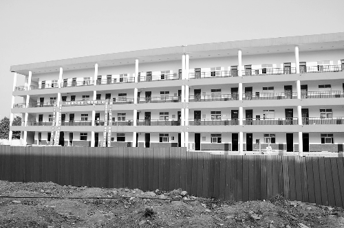 被平移的教學(xué)樓有四層，總重達(dá)6000多噸