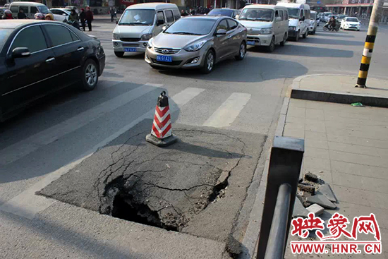 南陽路農(nóng)業(yè)路出現(xiàn)深坑，近看是因為瀝青充當窨井蓋所致