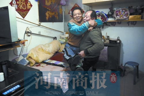 2015年1月15日，老鄰居抱起180斤重的高新海去坐三輪車，準備出去轉(zhuǎn)轉(zhuǎn)