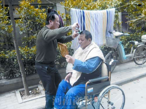 2011年8月18日，老鄰居給高新海剪發(fā)