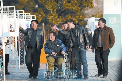 2009年9月15日，老鄰居們陪高新海游綠城廣場 井勇/供圖