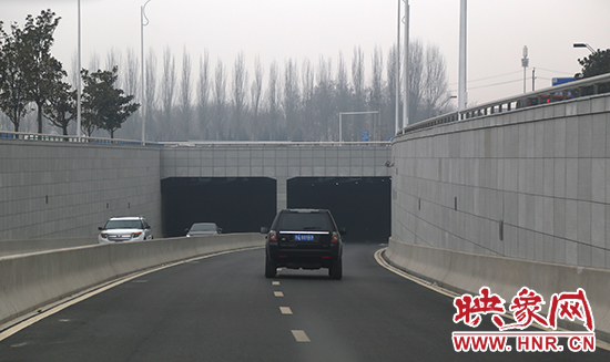 緯四路下穿中州大道隧道上過(guò)往的車(chē)輛