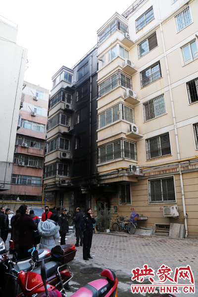 從一樓到六樓的外墻一片漆黑。