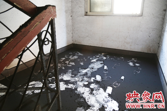 一樓到六樓的樓道內(nèi)都是黑色的煙塵。