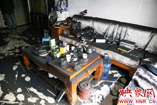 一樓住戶的家中到處都是黑煙灰兒，無法居住。