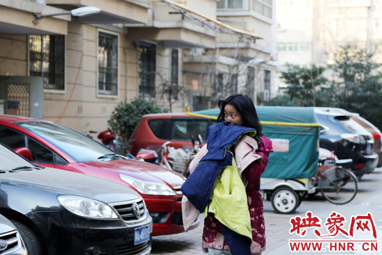 一名女孩的面容被熏黑。
