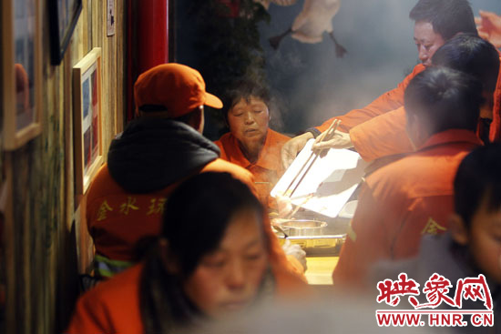 鄭州黃河路衛(wèi)生路附近一家火鍋店，宴請130名環(huán)衛(wèi)工人吃火鍋。