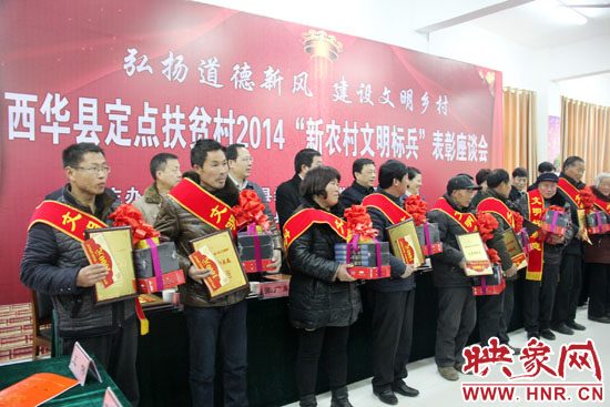 活動(dòng)現(xiàn)場，領(lǐng)導(dǎo)們向獲得“文明好家庭”、“文明好孝賢”、“文明好青年”、“文明好媳婦”、“文明好學(xué)生”