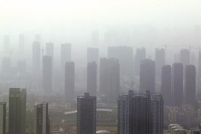 霧霾治理，任重道遠(yuǎn)。記者 洪波攝