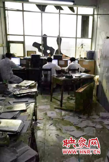 醫(yī)院辦公室內(nèi)病人病歷被扔了一地。（圖片來自網(wǎng)絡(luò)）