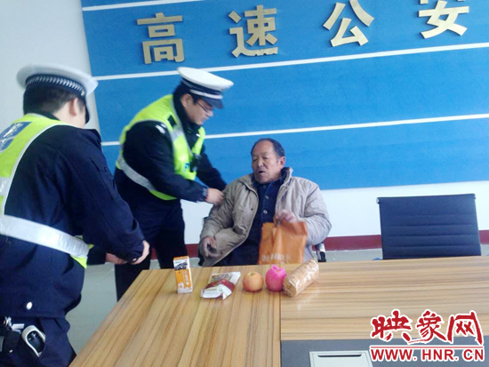 民警將老人帶回駐地。