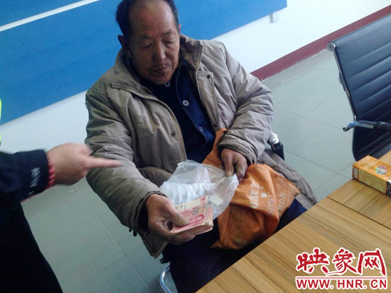 在把老人帶回駐地后，老人竟又從身上掏出幾千元現(xiàn)金要塞給民警。