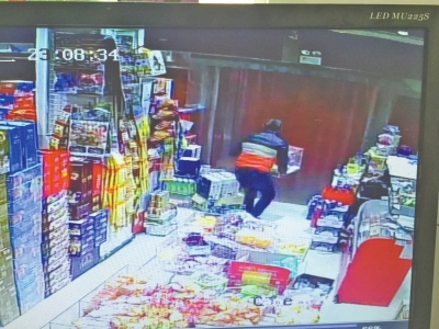 監(jiān)控中顯示，當(dāng)時(shí)竊賊抱起募捐箱就跑。