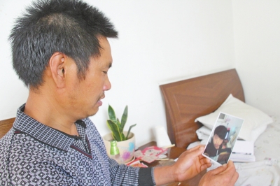 46歲的山村農(nóng)民祁振崗在失去兒子的同時(shí)，又陷入了“沒(méi)錢(qián)帶兒子回家”的揪心之痛中。