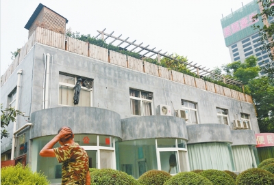 一樓是公廁，綠化后的樓頂開了個露天燒烤攤