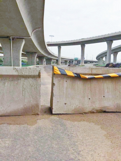  京廣快速路北延地面道路北三環(huán)入口處，一排石墩擋道，不讓入內(nèi)。