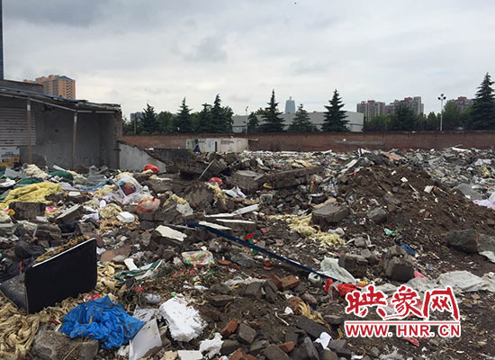 鄭東新區(qū)一菜市場(chǎng)堆滿垃圾