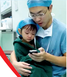 對(duì)于網(wǎng)友的點(diǎn)贊，石醫(yī)生說(shuō)，是孩子太可愛(ài)了，所以照片才得到這么多贊美。圖片來(lái)自網(wǎng)絡(luò)。