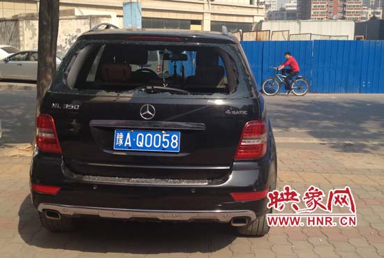 奔馳車夜停路邊被砸，損失萬元以上