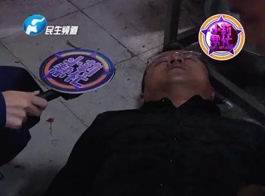 老板竟突然在廚房內(nèi)割腕自殺!發(fā)現(xiàn)意外情況后，小莉趕緊對傷者進(jìn)行包扎，并撥打了120急救電話。