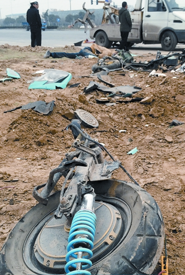 現(xiàn)場散落大量電動車碎片，車輪已完全脫離車體，可見當時車禍的慘烈程度
