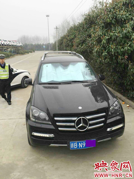 江西男子奔馳車中睡覺一氧化碳中毒，周口高速交警及時發(fā)現(xiàn)。