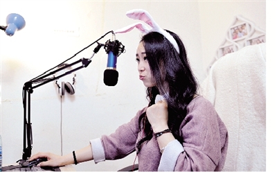 在一次直播中，小米戴上兔子頭飾，向網(wǎng)友賣萌