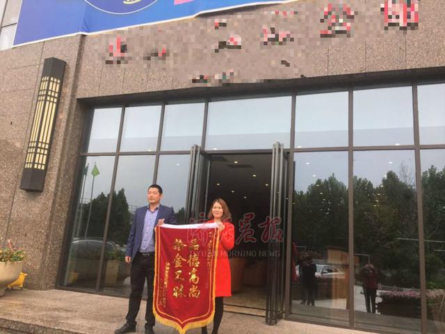 濟源女子ATM機取錢 卡還沒插進鈔票嘩嘩往外吐