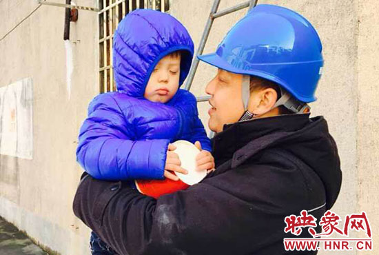 電工抱起孩子時，孩子還在睡。