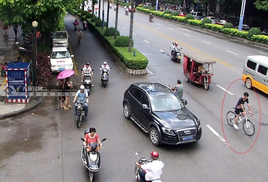 圖為肇事者撞人后逃逸。