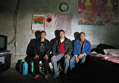 10月18日，自鋸病腿的鄭艷良所在的保定市清苑縣東臧村，有多家農(nóng)戶大病難醫(yī)，村民王新建（中）得了白血